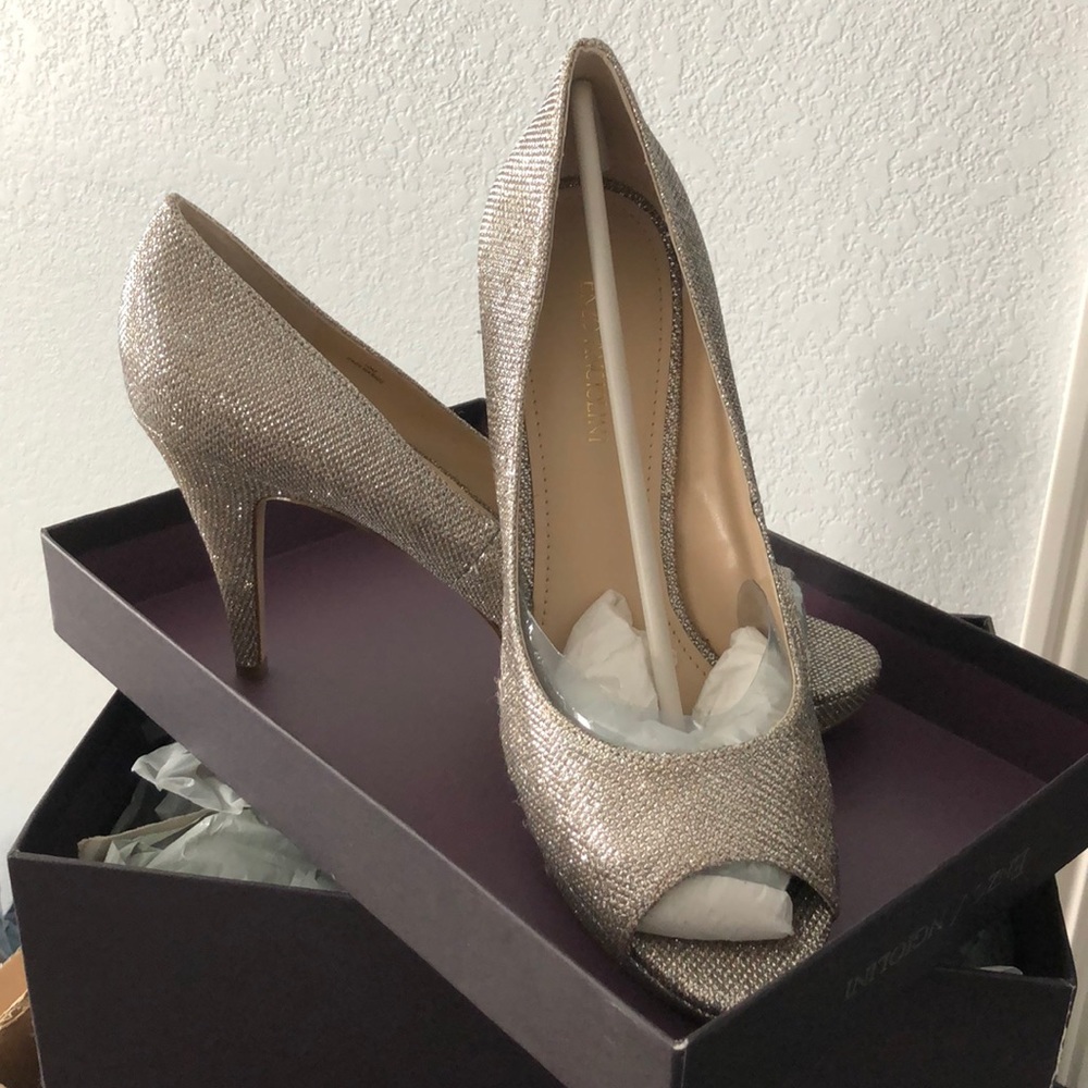 NWT - Enzo Angiolini gold sparkly heels